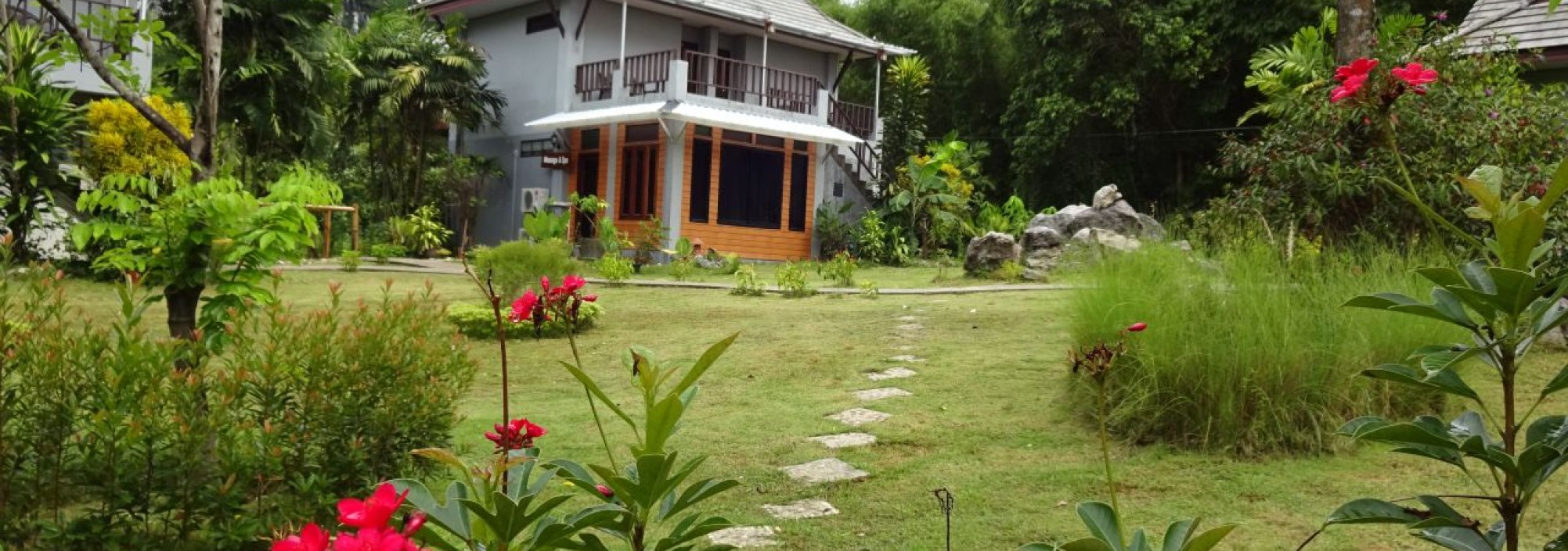khao-sok-montania-lifestyle-hotel-thai-classic-room-gebouw-thailandtravel