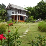 khao-sok-montania-lifestyle-hotel-thai-classic-room-gebouw-thailandtravel
