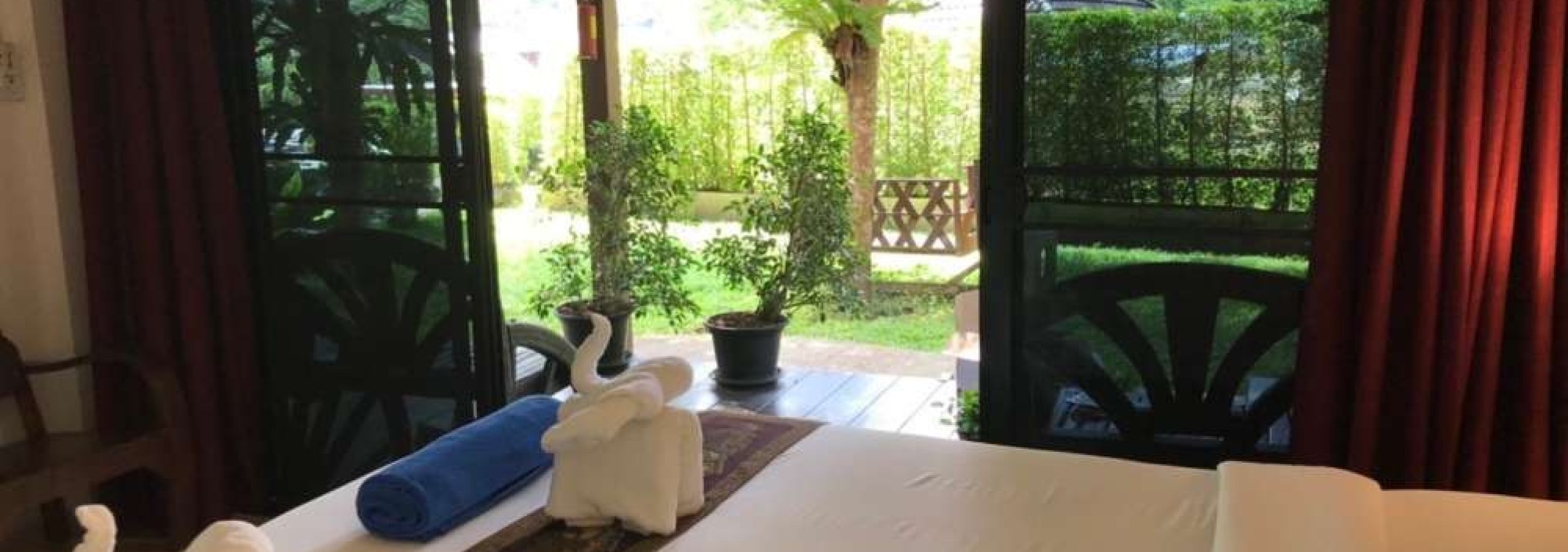khao-sok-montania-lifestyle-hotel-thai-classic-room-terras-bed-thailandtravel