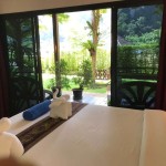 khao-sok-montania-lifestyle-hotel-thai-classic-room-terras-bed-thailandtravel
