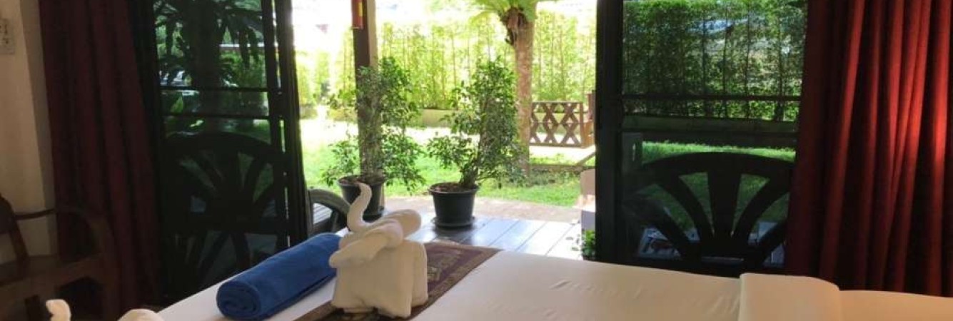 khao-sok-montania-lifestyle-hotel-thai-classic-room-terras-bed-thailandtravel