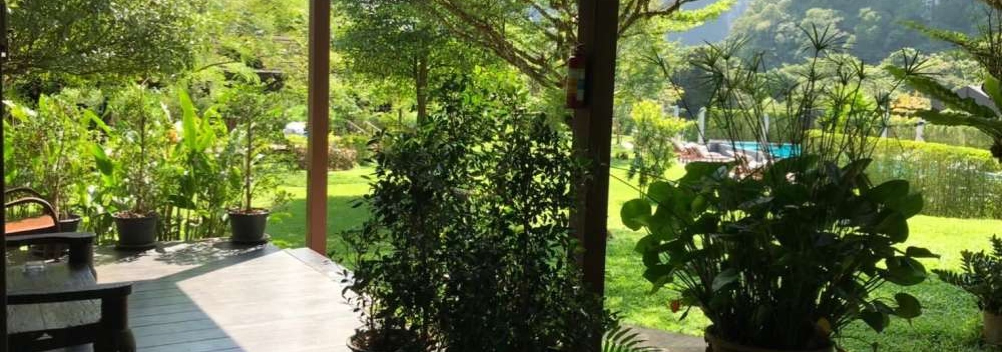 khao-sok-montania-lifestyle-hotel-thai-classic-room-terras-tuin-thailandtravel