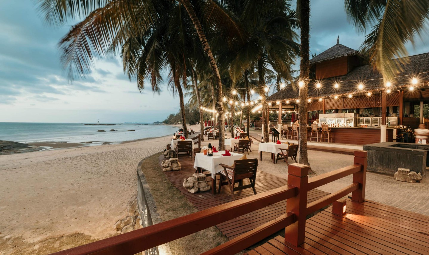 khap-lak-laguna-resort-beach-restaurant-bar-avond-thailandtravel
