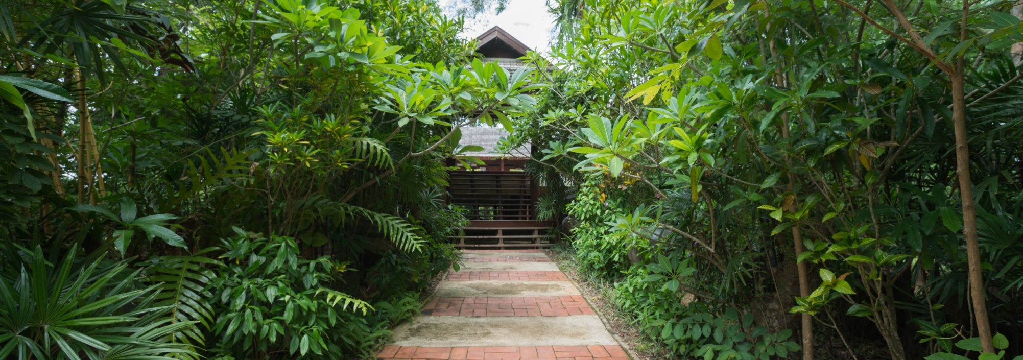 khum-lanna-luxe-homestay-tuin-entree-thailandtravel