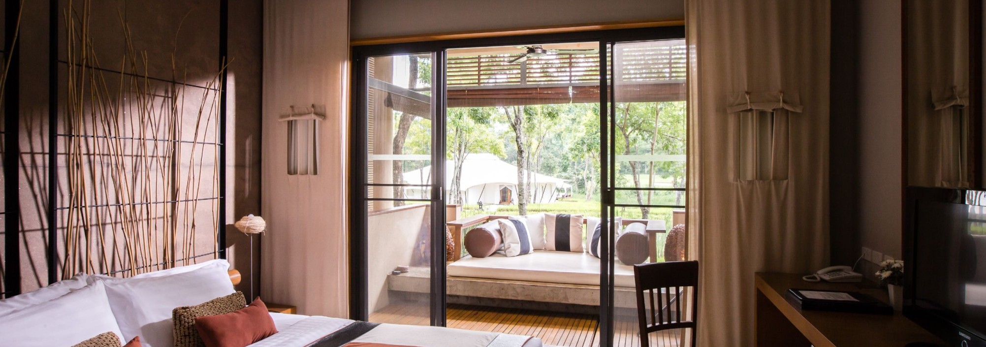 kirimaya-khaoyai-plantation-view-room-terras-bed-thailandtravel