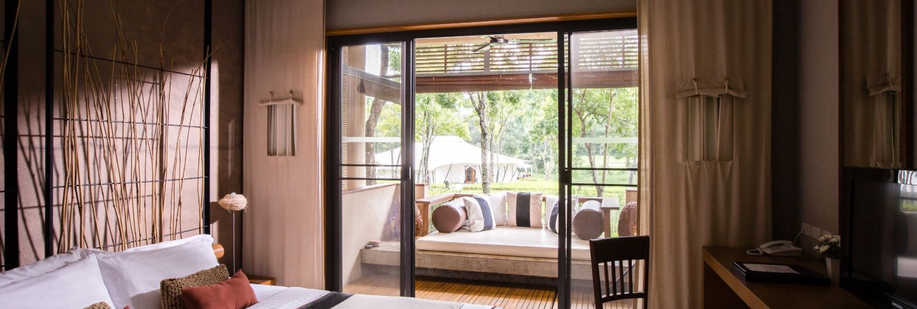 kirimaya-khaoyai-plantation-view-room-terras-bed-thailandtravel