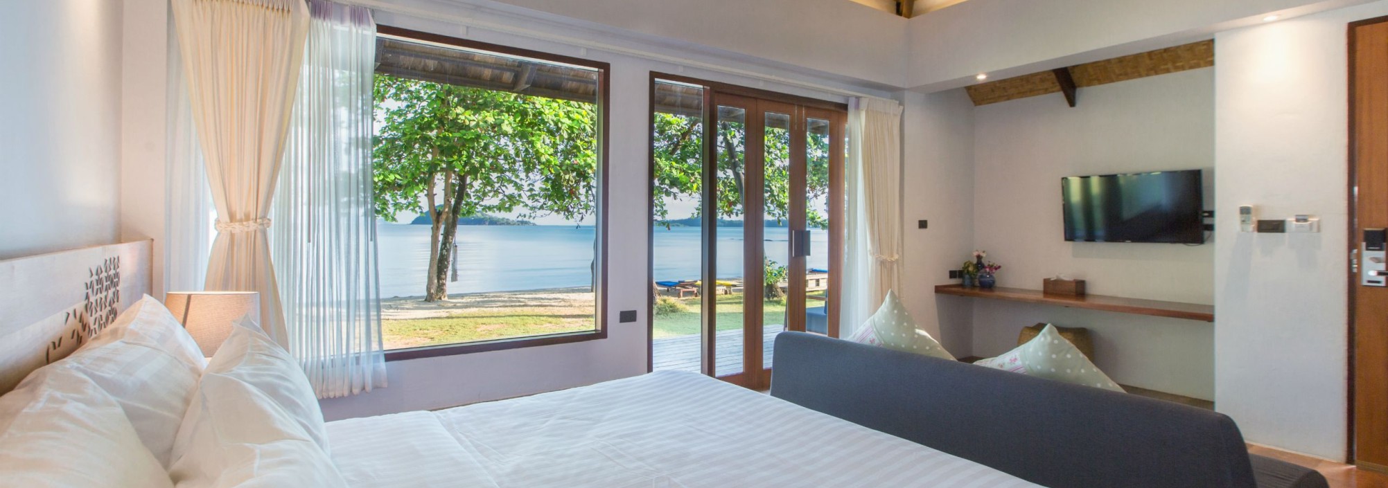 koh-mak-mira-montra-beach-front-deluxe-villa-bedroom-kamer-thailandtravel