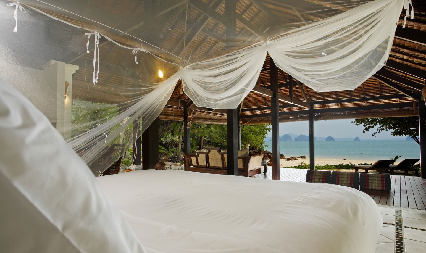 koh-yao-island-resort-beach-front-family-villa-slaapkamer-zee-thailandtravel