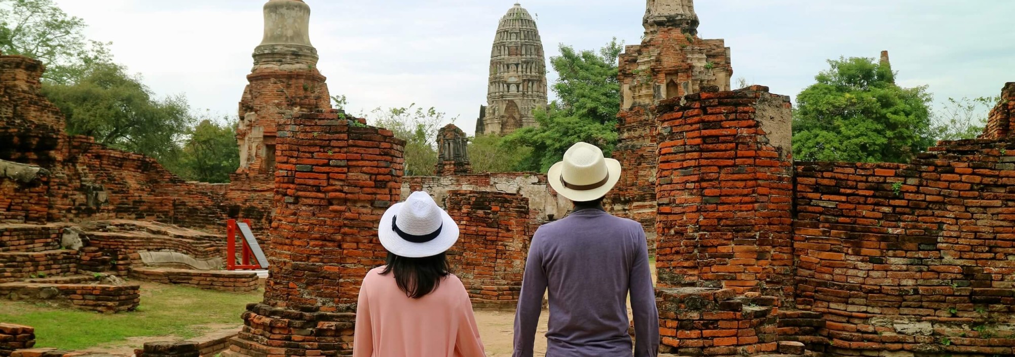 koppel-in-ayutthaya-in-historical-park-thailandtravel
