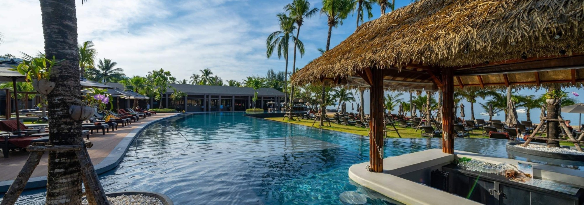 la-flora-resort-khao-lak-cave-club-poolbar-zwembad-thailandtravel