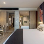 la-flora-resort-khao-lak-deluxe-room-bed-bad-thailandtravel
