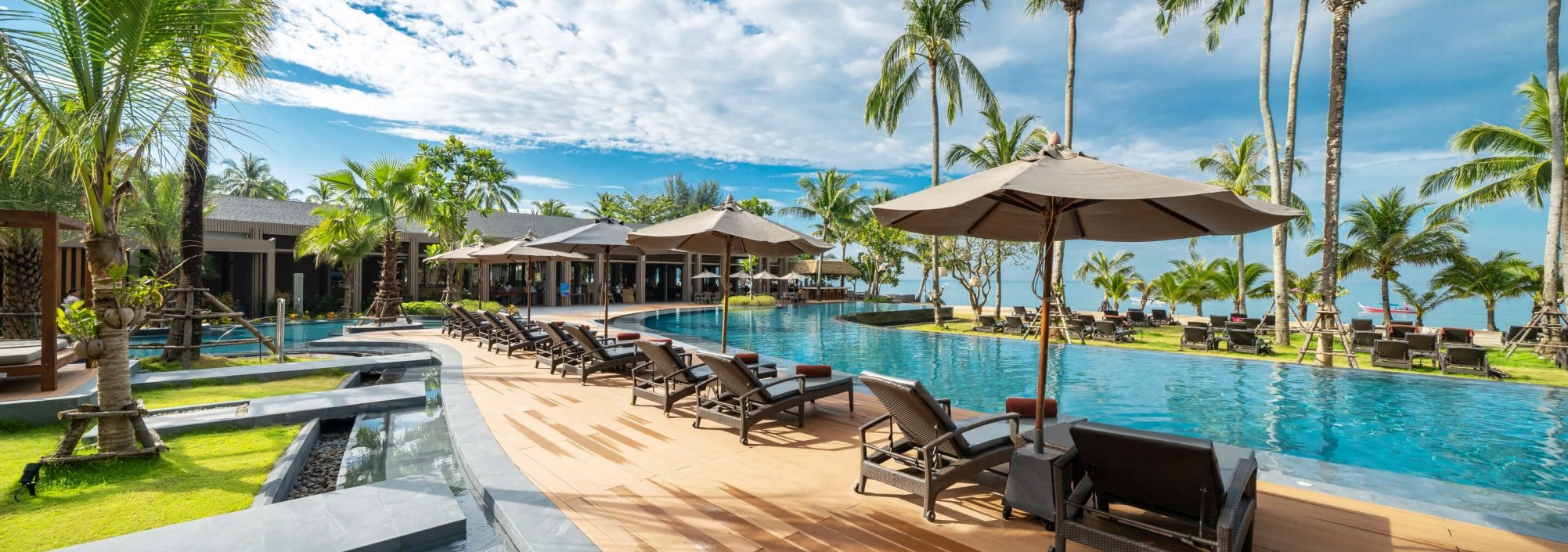 la-flora-resort-khao-lak-main-wing-zwembad-ligbedden-thailandtravel