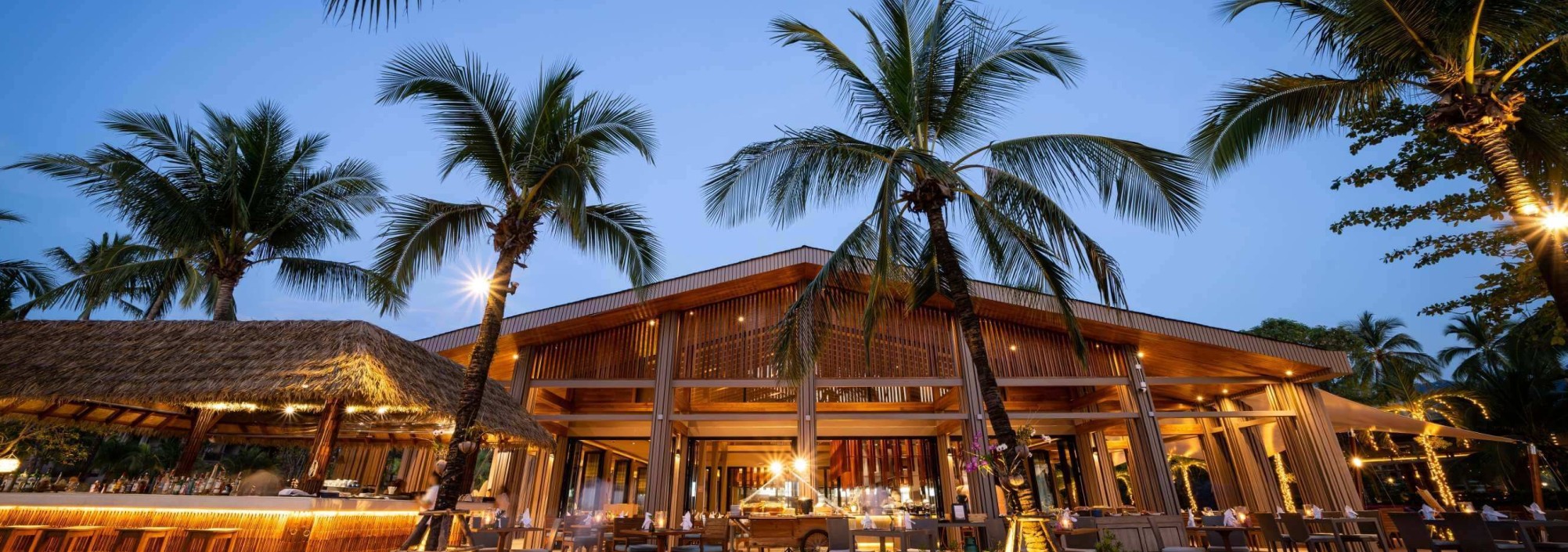 la-flora-resort-khao-lak-sire-beachfront-restaurant-palmen-thailandtravel-1-