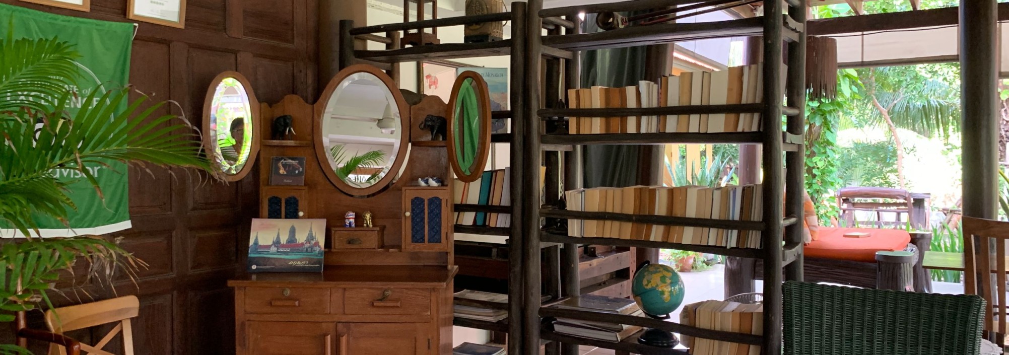 library-lobby-baan-thai-house