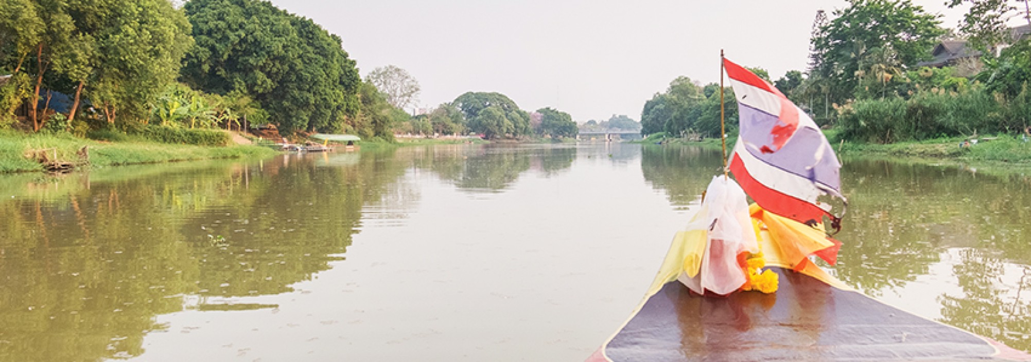 local-life-along-ping-river-by-boat-rivier-samlor-thailandtravel