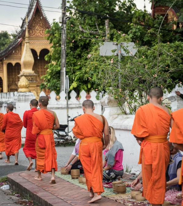 luang-prabang-monniken-offerronde-laos-thailandtravel