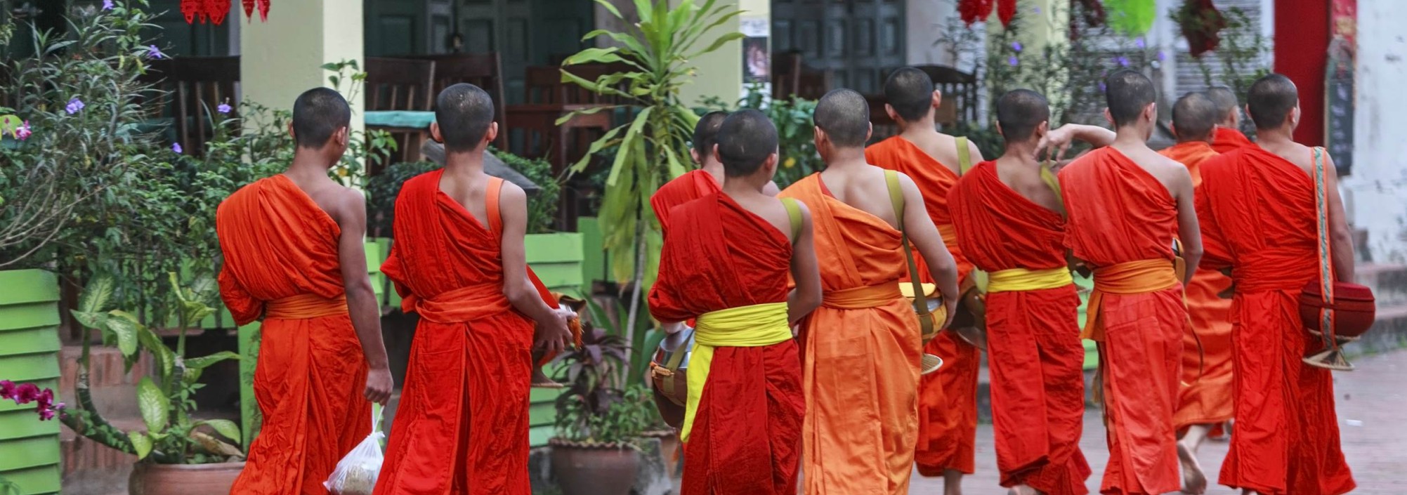 luangprabang-monniken-laos-thailandtravel