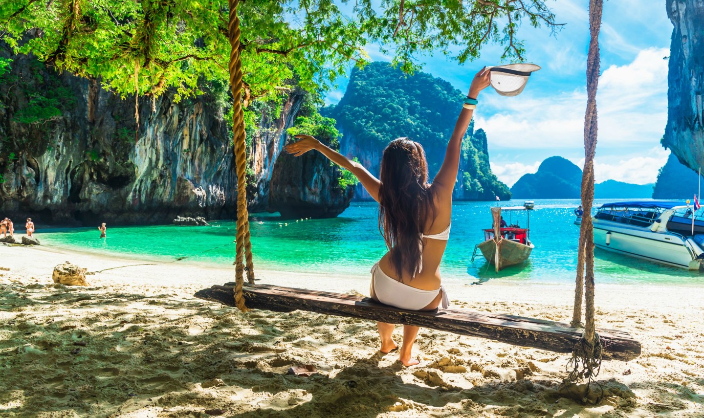 meisje-op-schommel-strand-thailandtravel