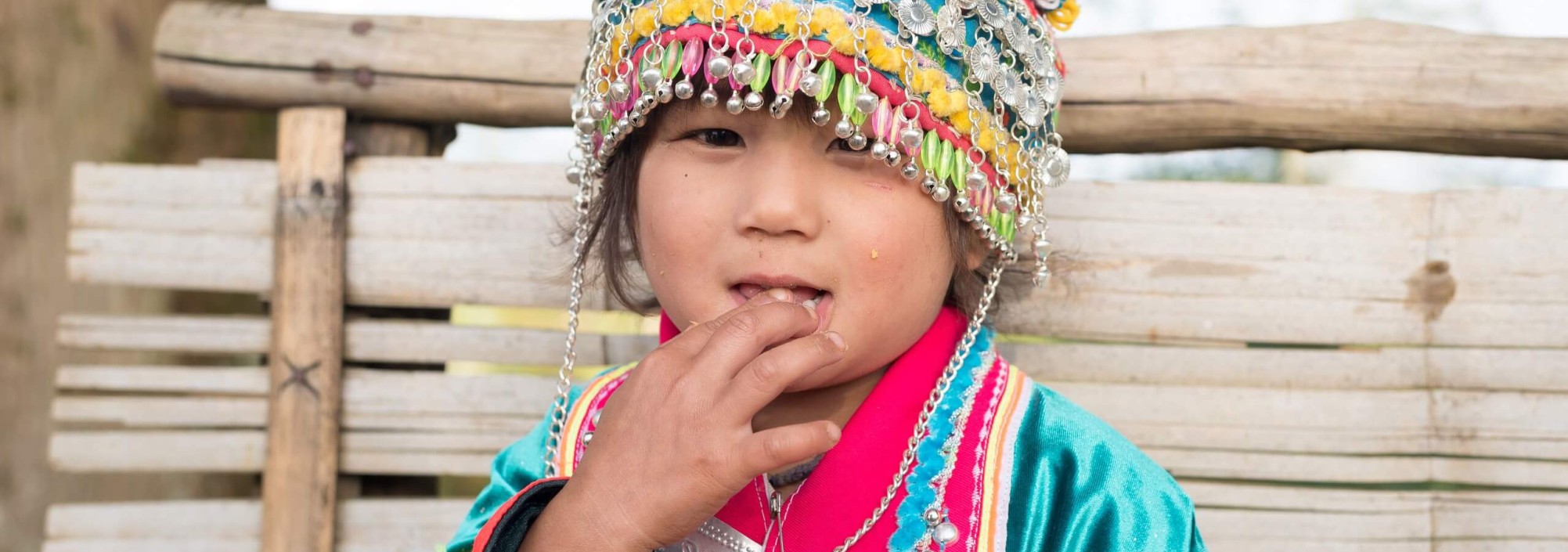 meisje-traditionele-bergstammen-chiang-mai-excursie-thailandtravel