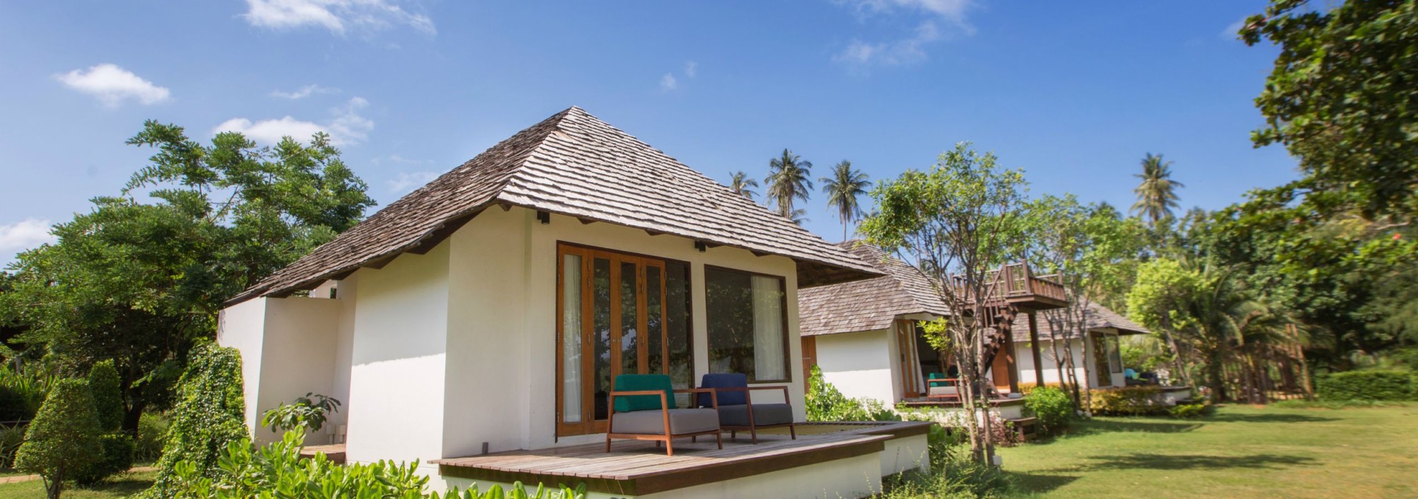 mira-montra-koh-mak-deluxe-villa-sea-view-buitenkant-bungalow-thailandtravel