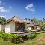 mira-montra-koh-mak-deluxe-villa-sea-view-buitenkant-bungalow-thailandtravel