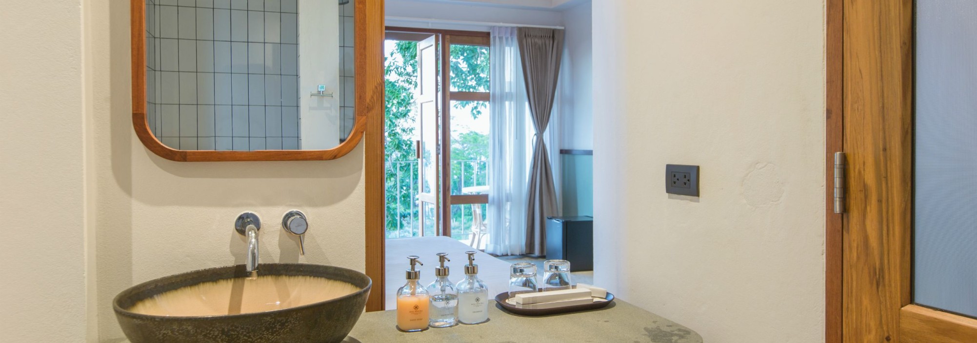 mira-montra-koh-mak-hill-top-sea-view-room-badkamer-wastafel-thailandtravel