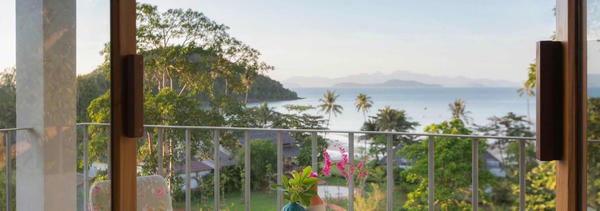 mira-montra-koh-mak-hill-top-sea-view-room-balkon-uitzicht-thailandtravel