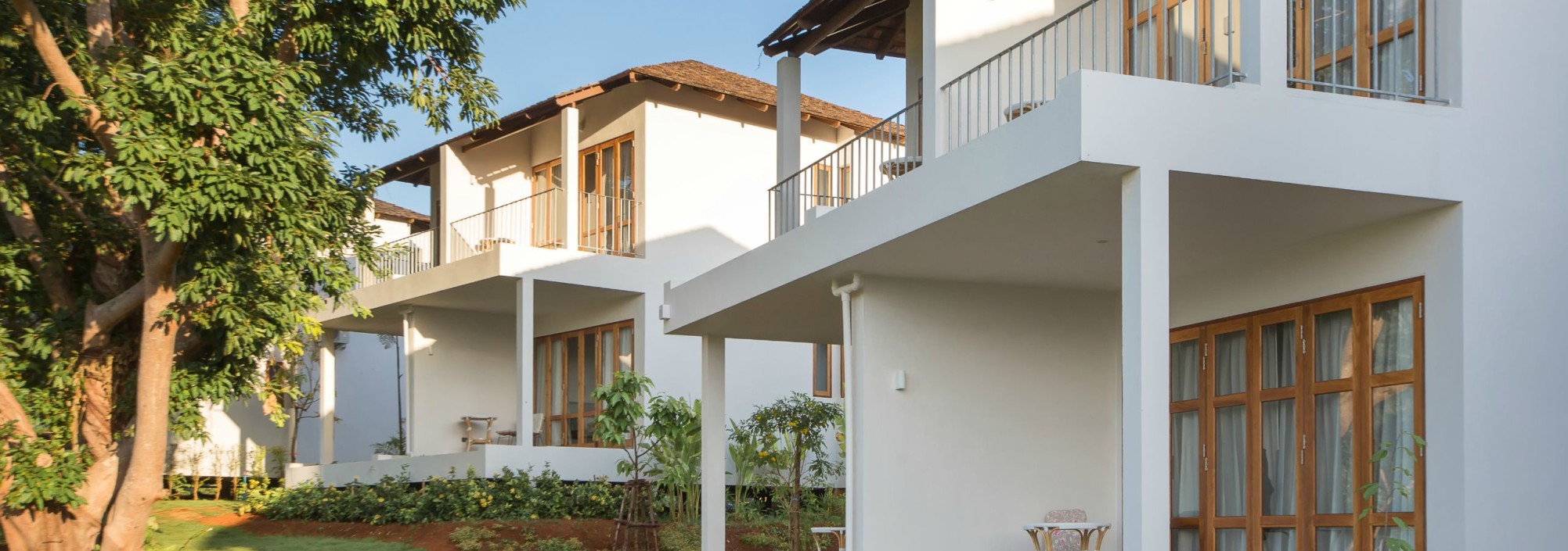 mira-montra-koh-mak-hill-top-sea-view-room-building-balkon-terras-zitje-thailandtravel