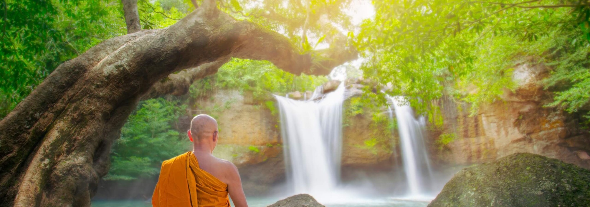 monnik-mediteert-bij-de-haew-suwat-waterval-khao-yai-national-park-thailandtravel-2