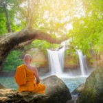 monnik-mediteert-bij-de-haew-suwat-waterval-khao-yai-national-park-thailandtravel-2