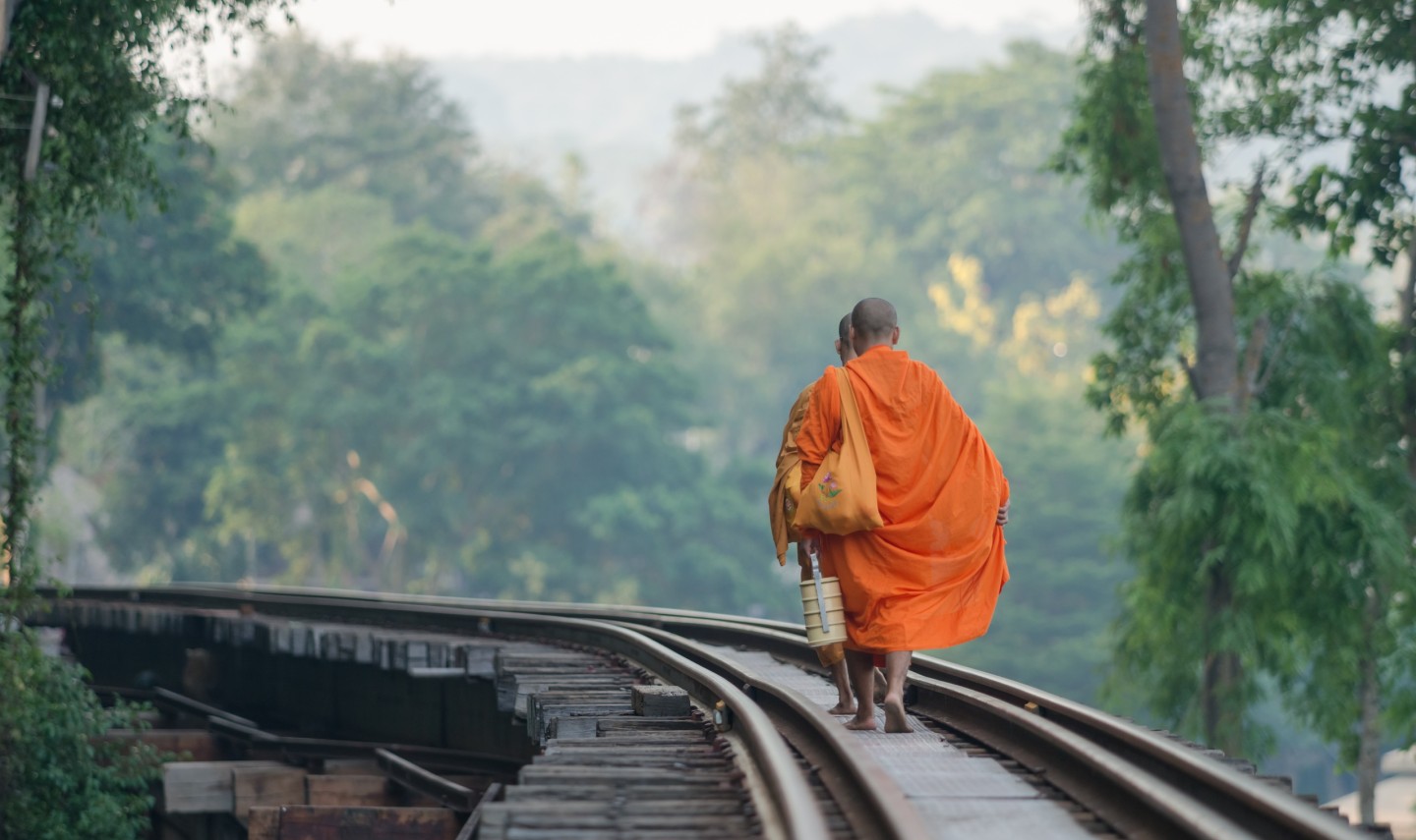 monnik-spoorlijn-kanchanaburi