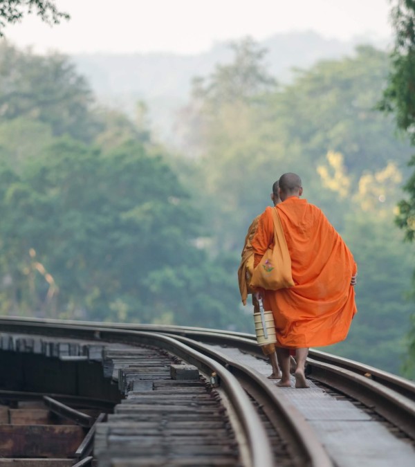 monnik-spoorlijn-kanchanaburi-thailandtravel