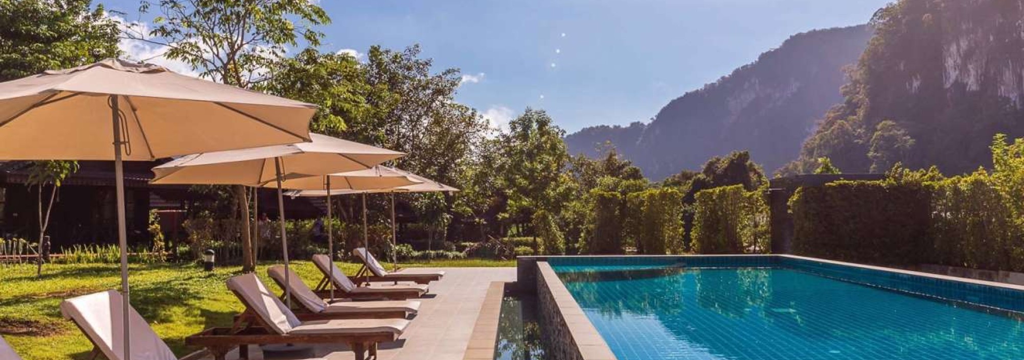 montania-lifestyle-hotel-khao-sok-zwembad-ligbedden-thailandtravel