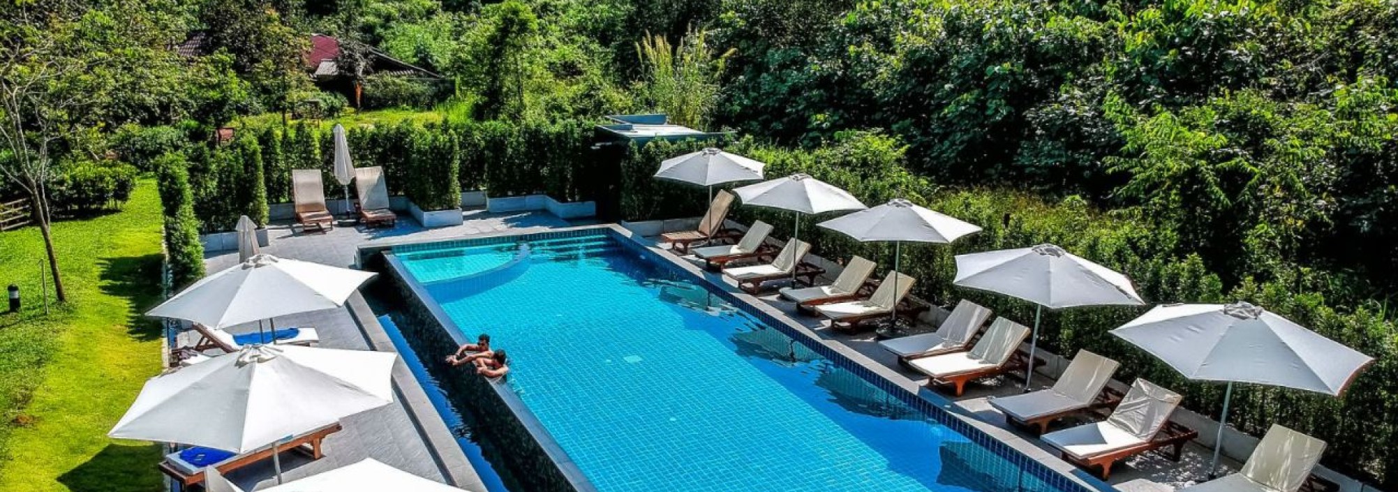 montania-lifestyle-hotel-khao-sok-zwembad-parasol-thailandtravel