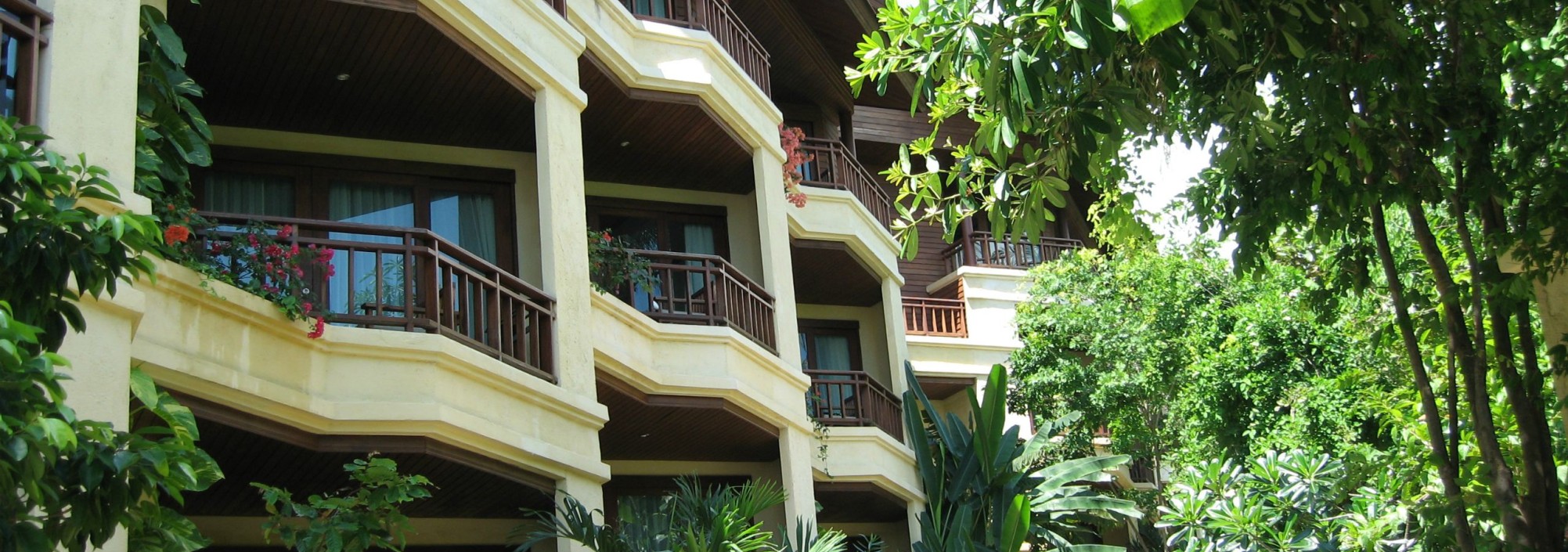 nora-beach-resort-koh-samui-deluxe-building-thailandtravel