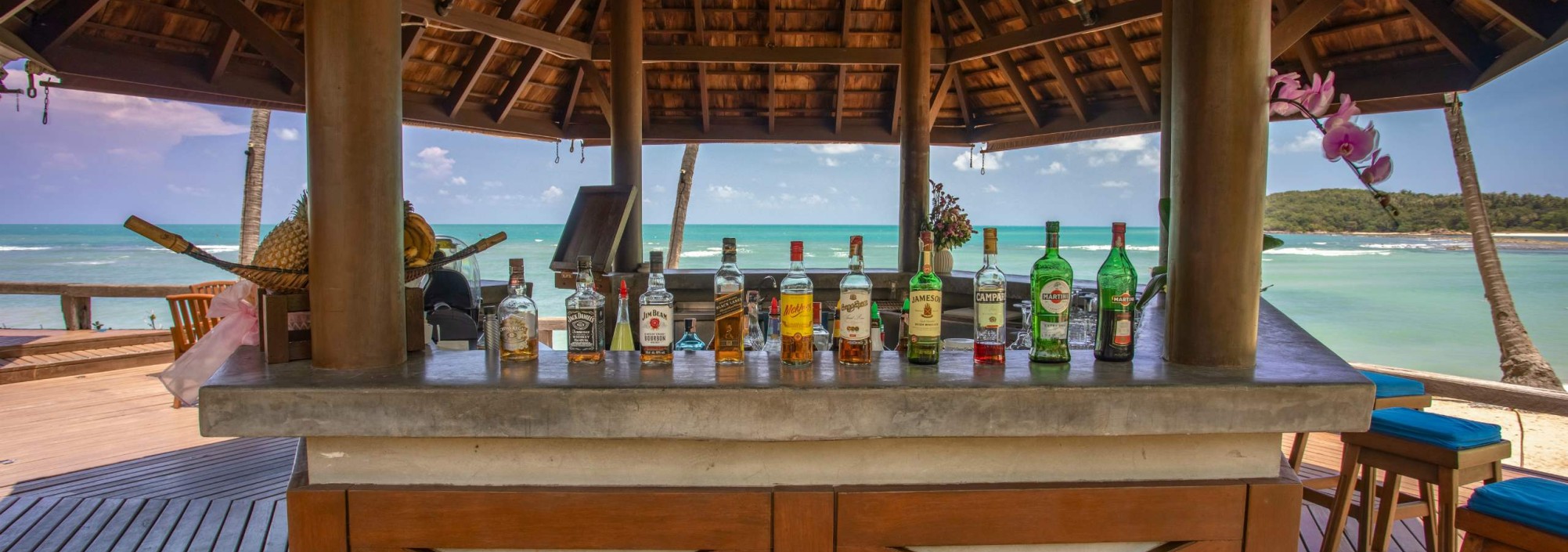 nora-beach-resort-koh-samui-poolbar-thailandtravel-1