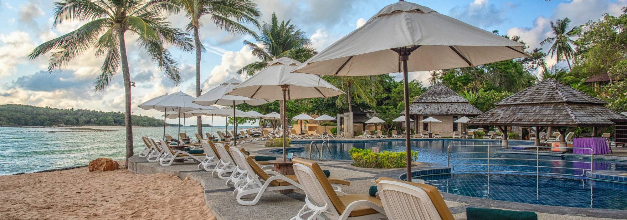 nora-beach-resort-koh-samui-zwembad-palmen-bedjes-strand-thailandtravel