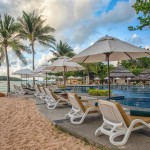 nora-beach-resort-koh-samui-zwembad-palmen-bedjes-strand-thailandtravel