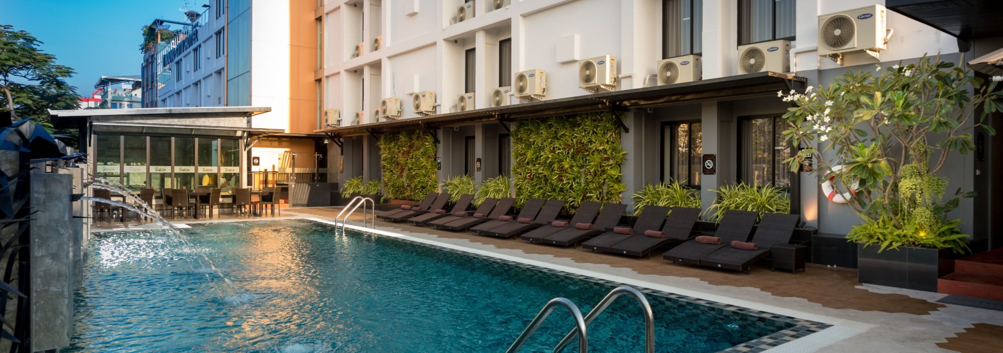 nouvo-city-hotel-bangkok-canal-pool-ligbedden-thailandtravel