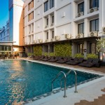 nouvo-city-hotel-bangkok-canal-pool-ligbedden-thailandtravel