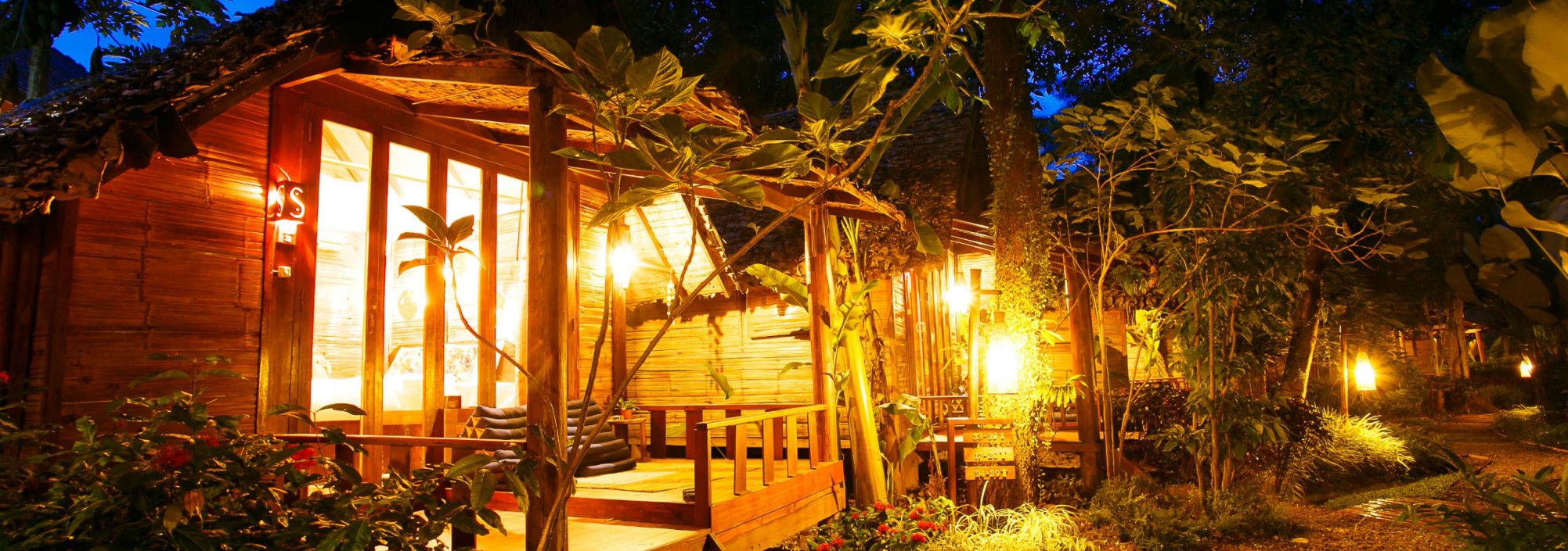 pai-village-boutique-resort-cottages-avond-thailandtravel