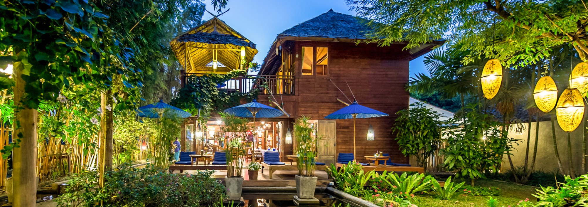 pai-village-boutique-resort-tuin-avond-thailandtravel