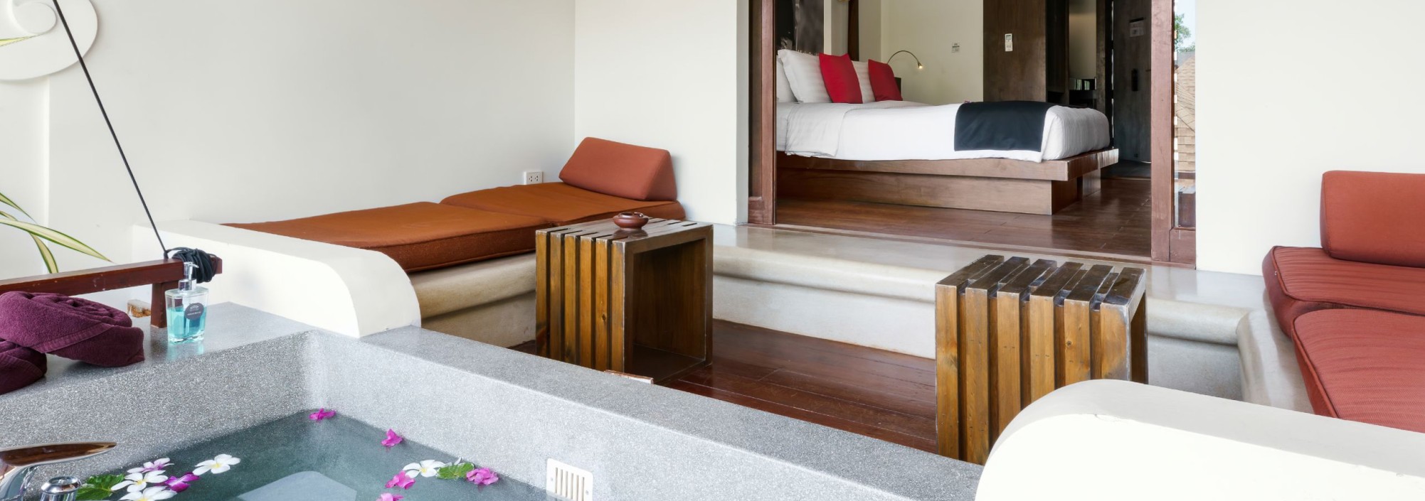 pavilion-samui-resort-deluxe-balcony-suite-jazuzzi-bad-thailandtravel