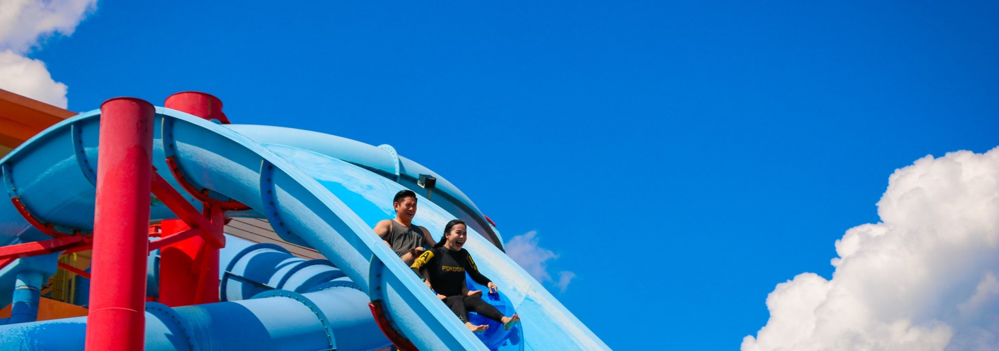 phuket-splash-jungle-park-glijbaan-water-koppel-thailandtravel