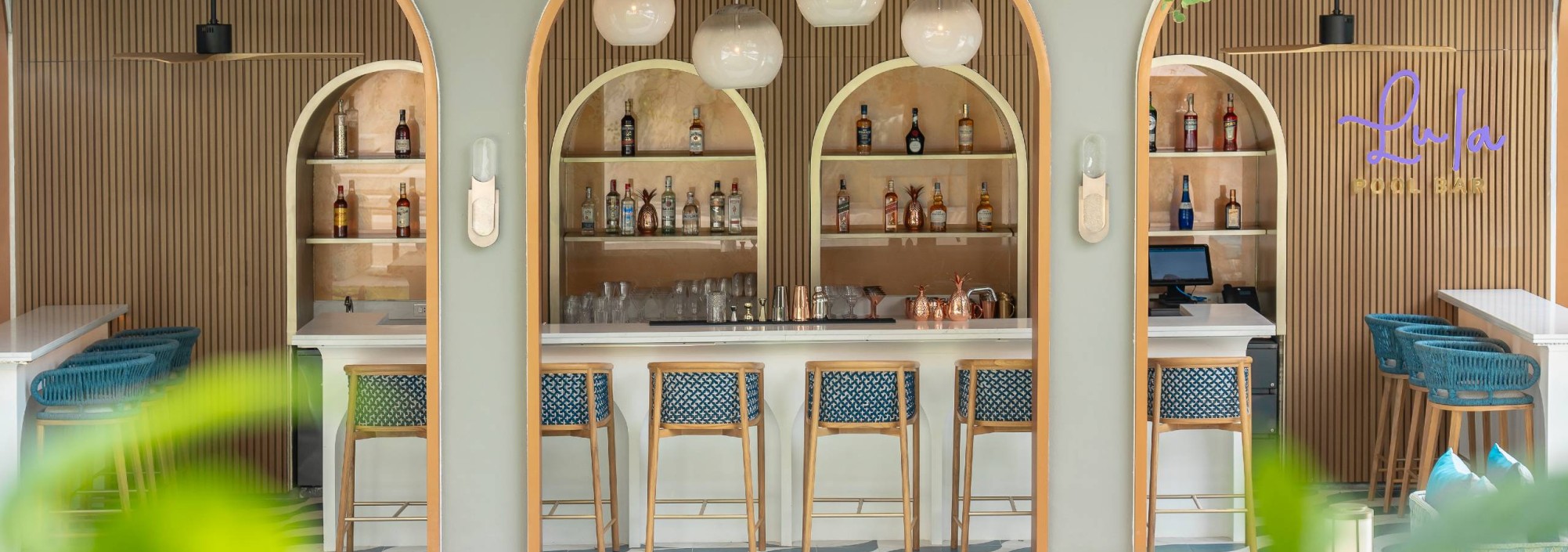 pool-bar-melia-hotel-pattaya-thailandtravel