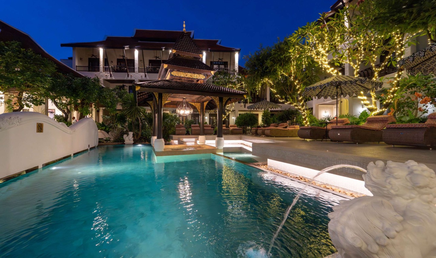 pool-night-time-puripunn-chiang-mai-thailandtravel