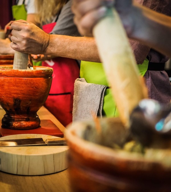 preparing-spicy-thai-papaya-salad-at-cooking-class