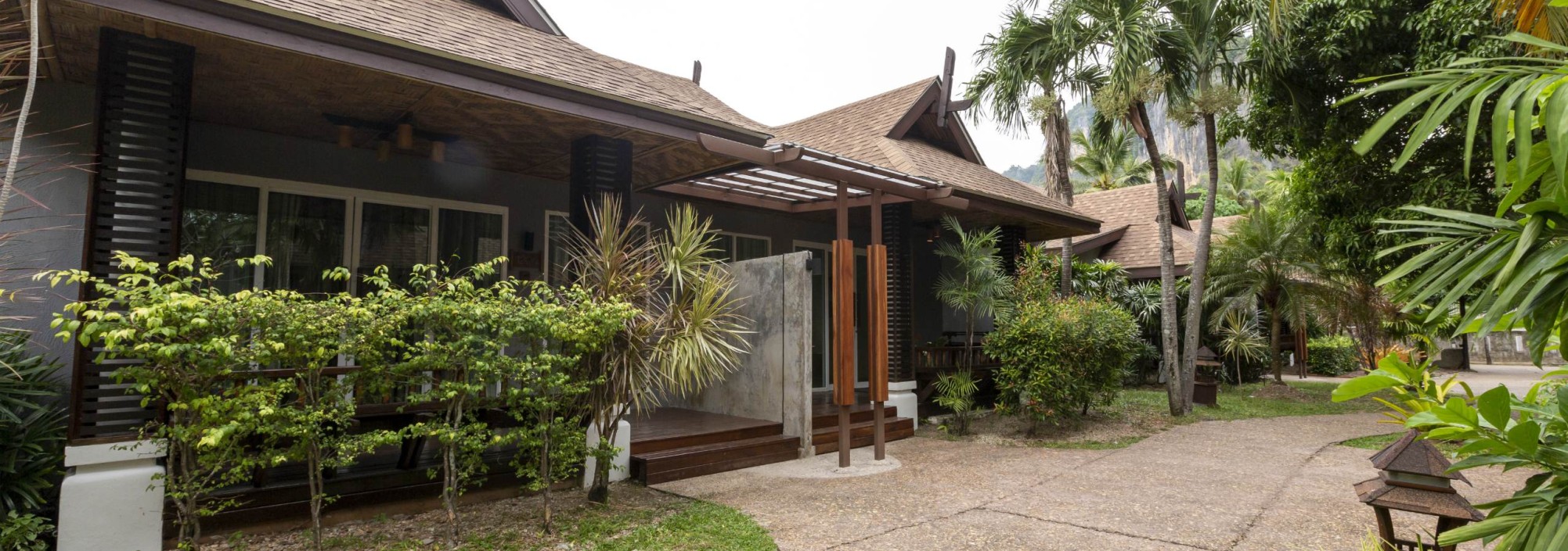 railay-bay-resort-deluxe-cottage-tuin-garden-thailandtravel-1
