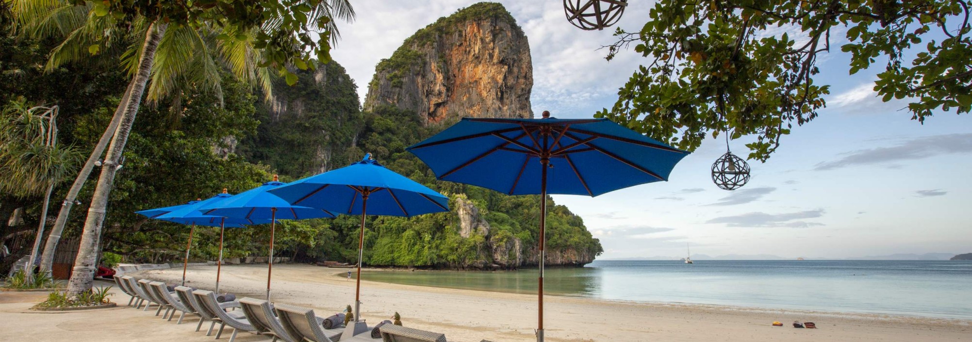railay-bay-resort-strand-rotsen-ligbeddeb-thailandtravel-1