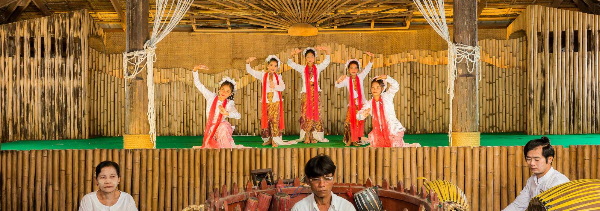 river-kwai-resotel-dansen-locals-muziek-thailandtravel